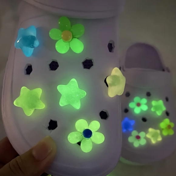 12 Pcs Reusable Glow in the Dark Shoe Charms, Absorbing Light Stars and Flowers - Picture 6 of 8